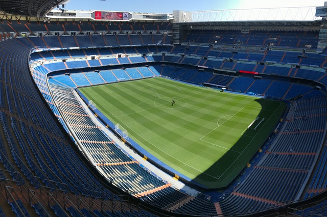 Image d'un stade de football.